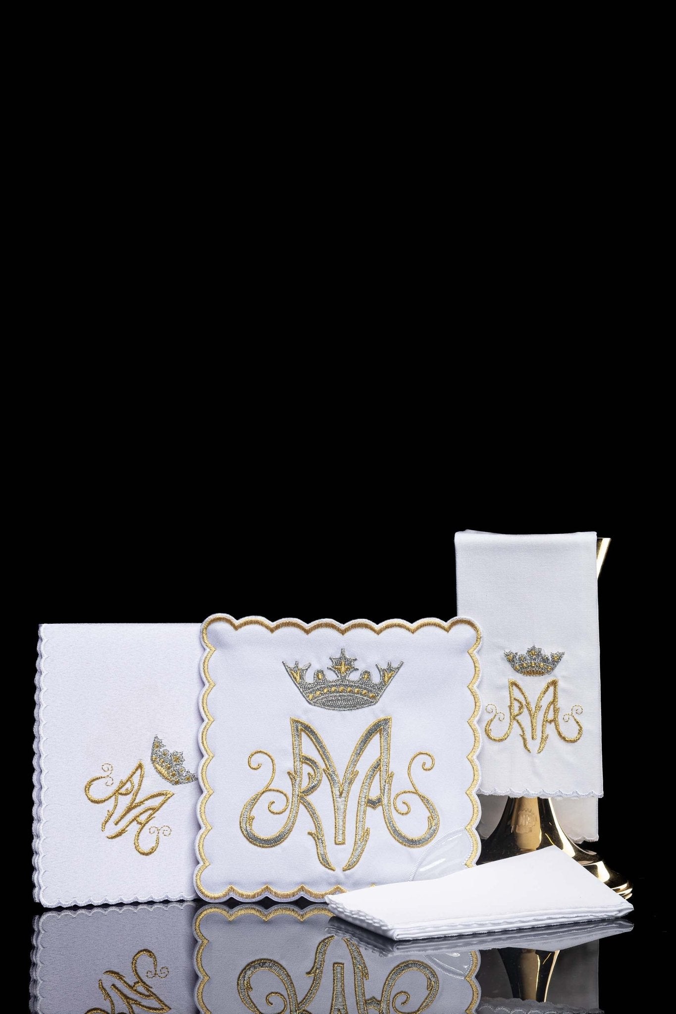 Servicio de altar Mariano con bordado dorado KK/003/C2 - CASULLAS.ES