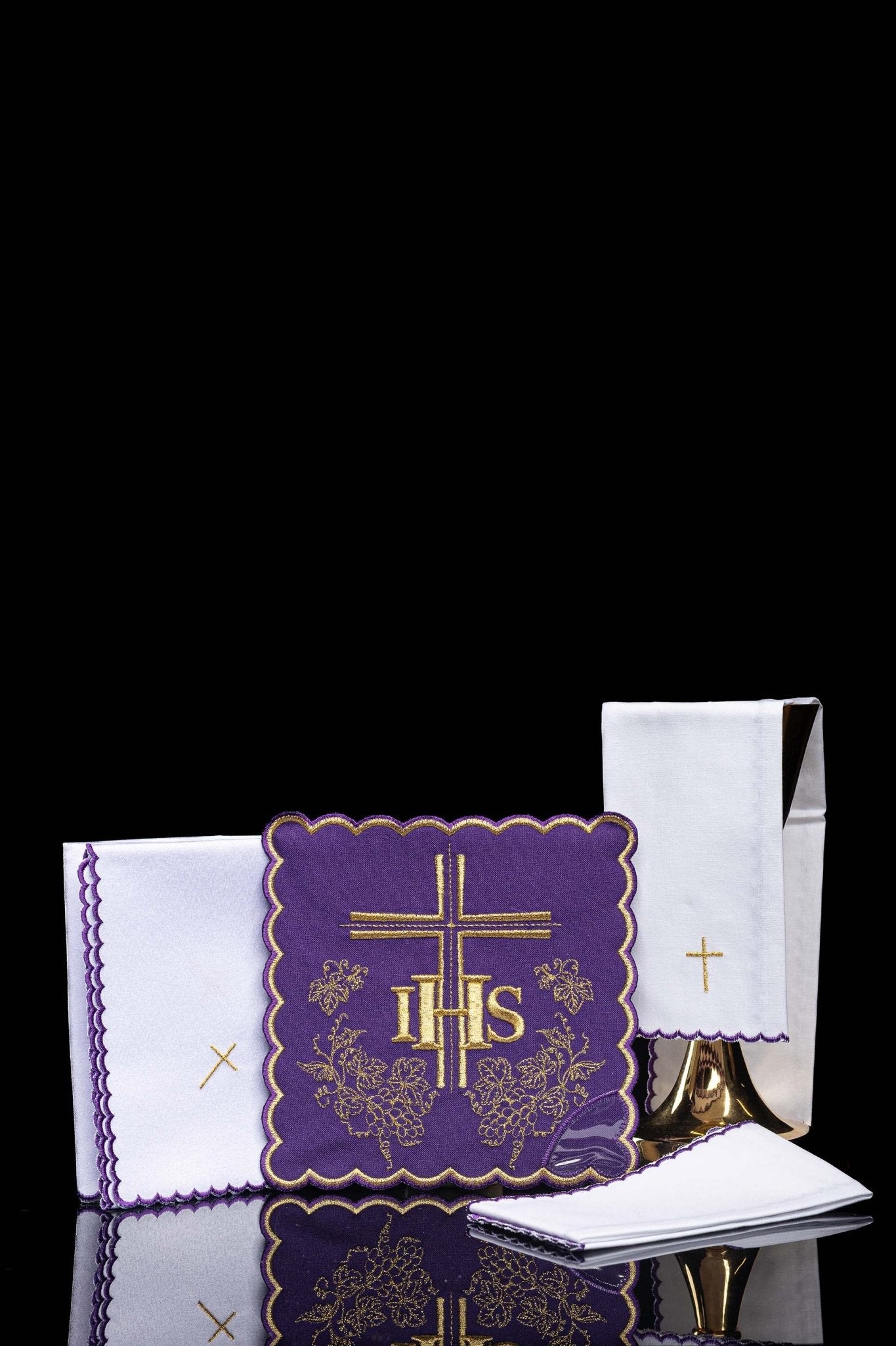 Servicio de altar morado con bordado IHS KK/156/03 - CASULLAS.ES