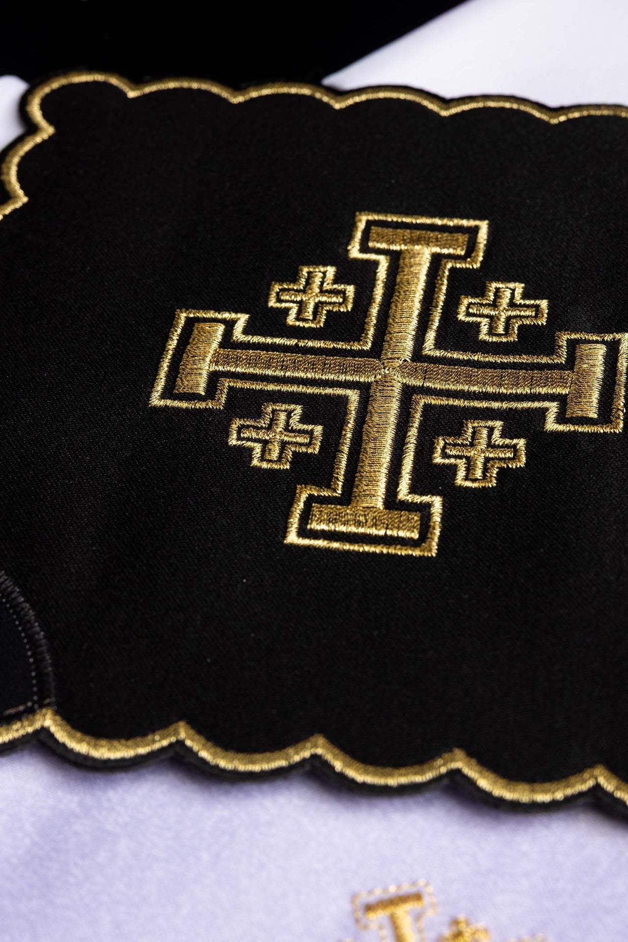 Servicio de altar negro con bordado de la Cruz de Jerusalén KK/030/07 - CASULLAS.ES