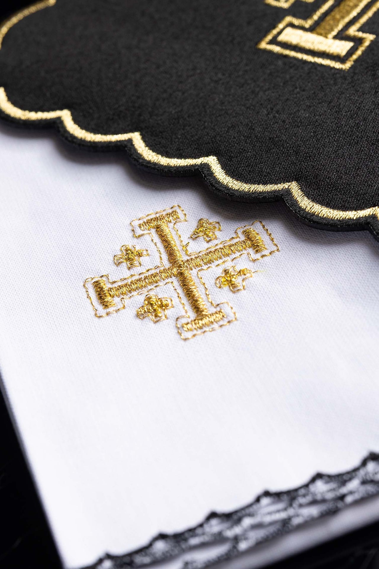 Servicio de altar negro con bordado de la Cruz de Jerusalén KK/030/07 - CASULLAS.ES