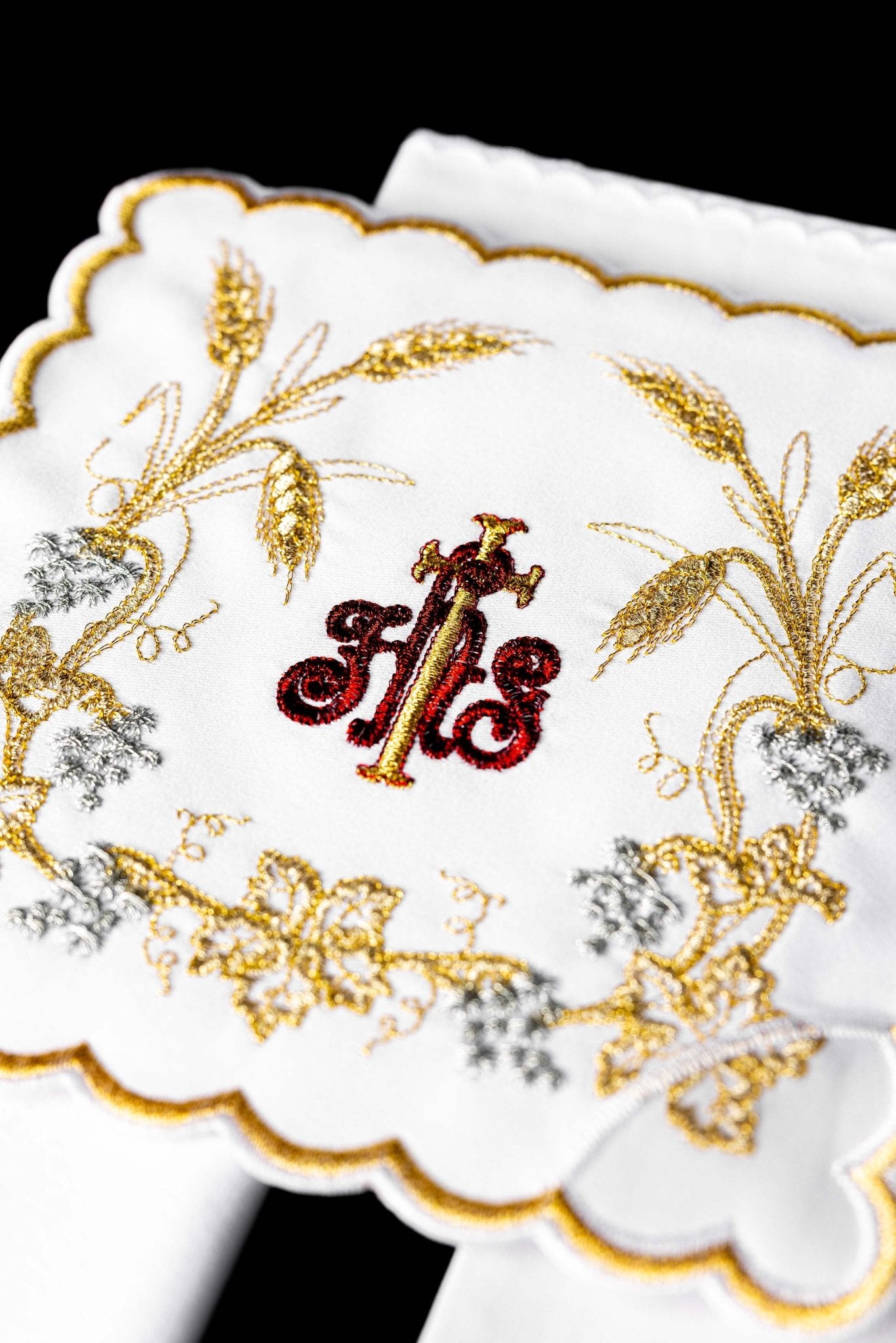 Servicio de altar ricamente decorado con bordado IHS y espigas KK/040 - CASULLAS.ES
