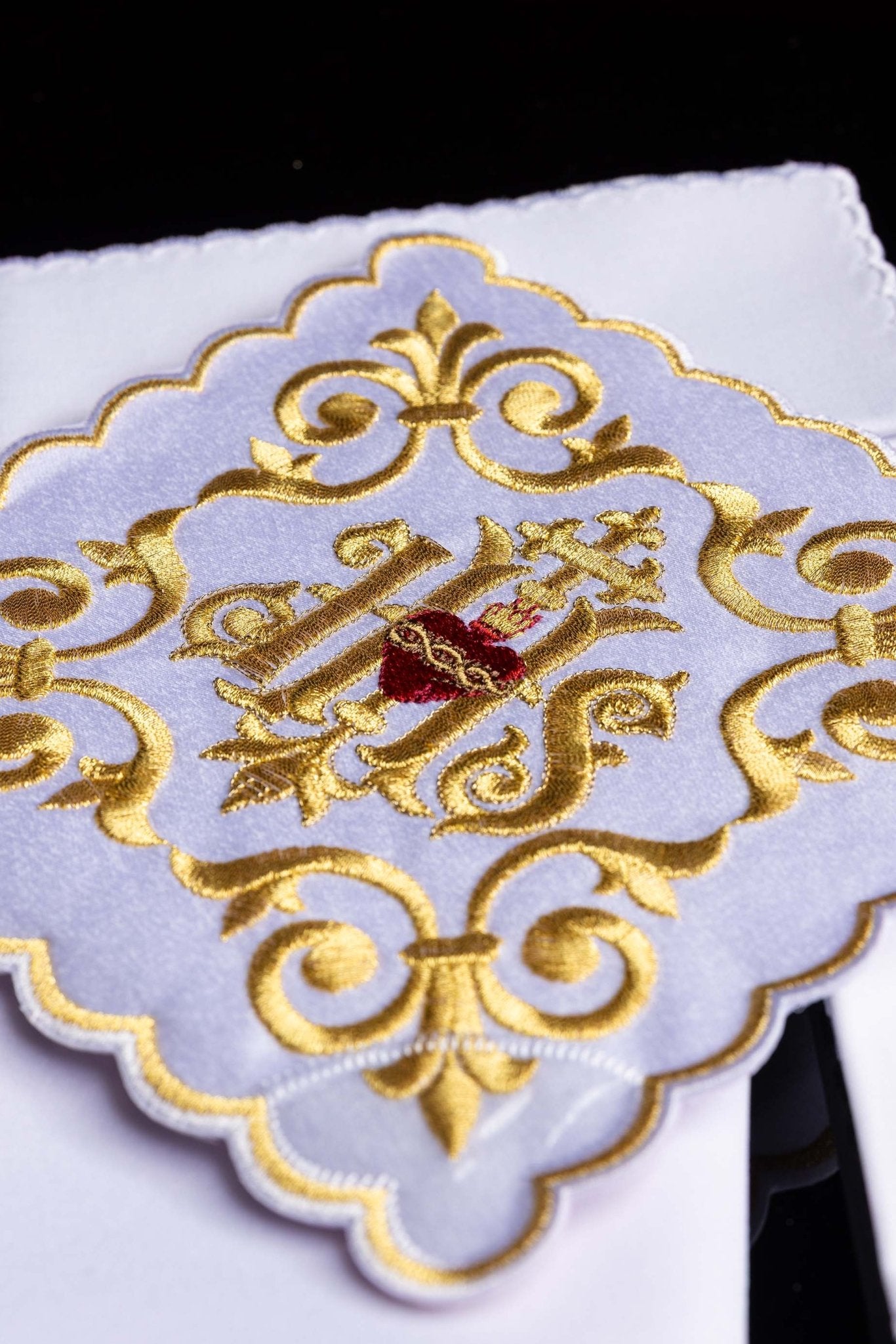 Servicio de altar ricamente decorado IHS KK/146 - CASULLAS.ES
