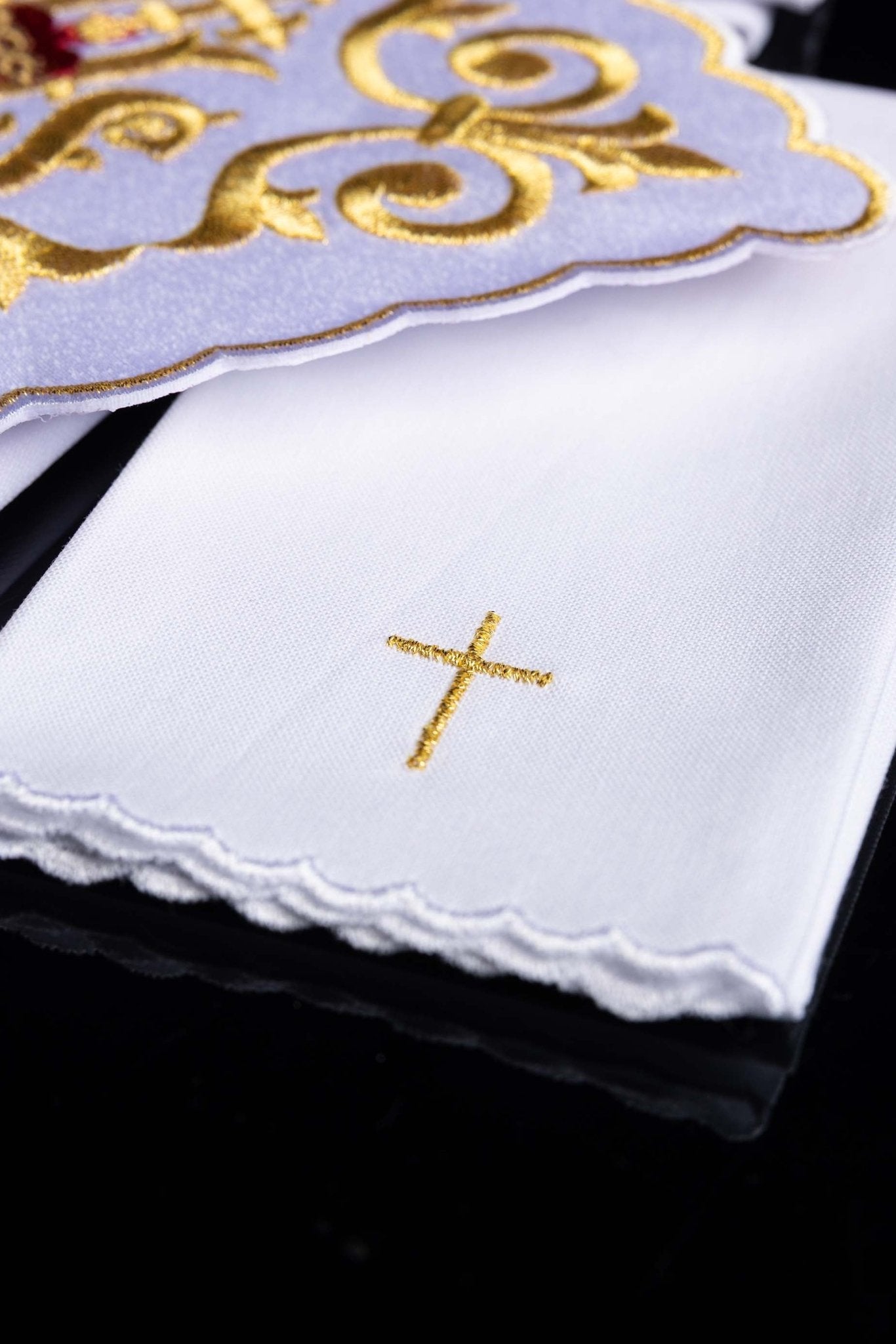 Servicio de altar ricamente decorado IHS KK/146 - CASULLAS.ES