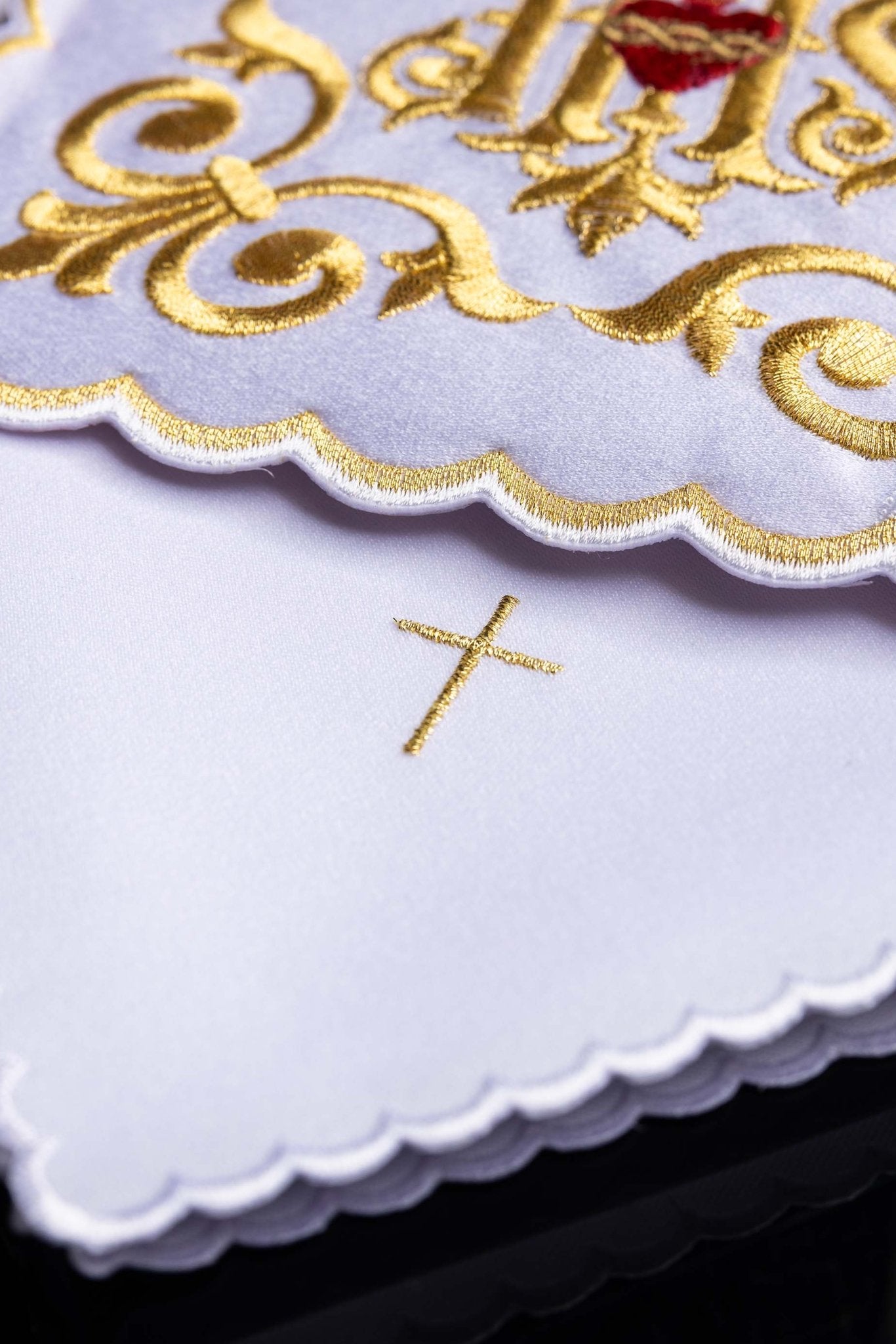 Servicio de altar ricamente decorado IHS KK/146 - CASULLAS.ES