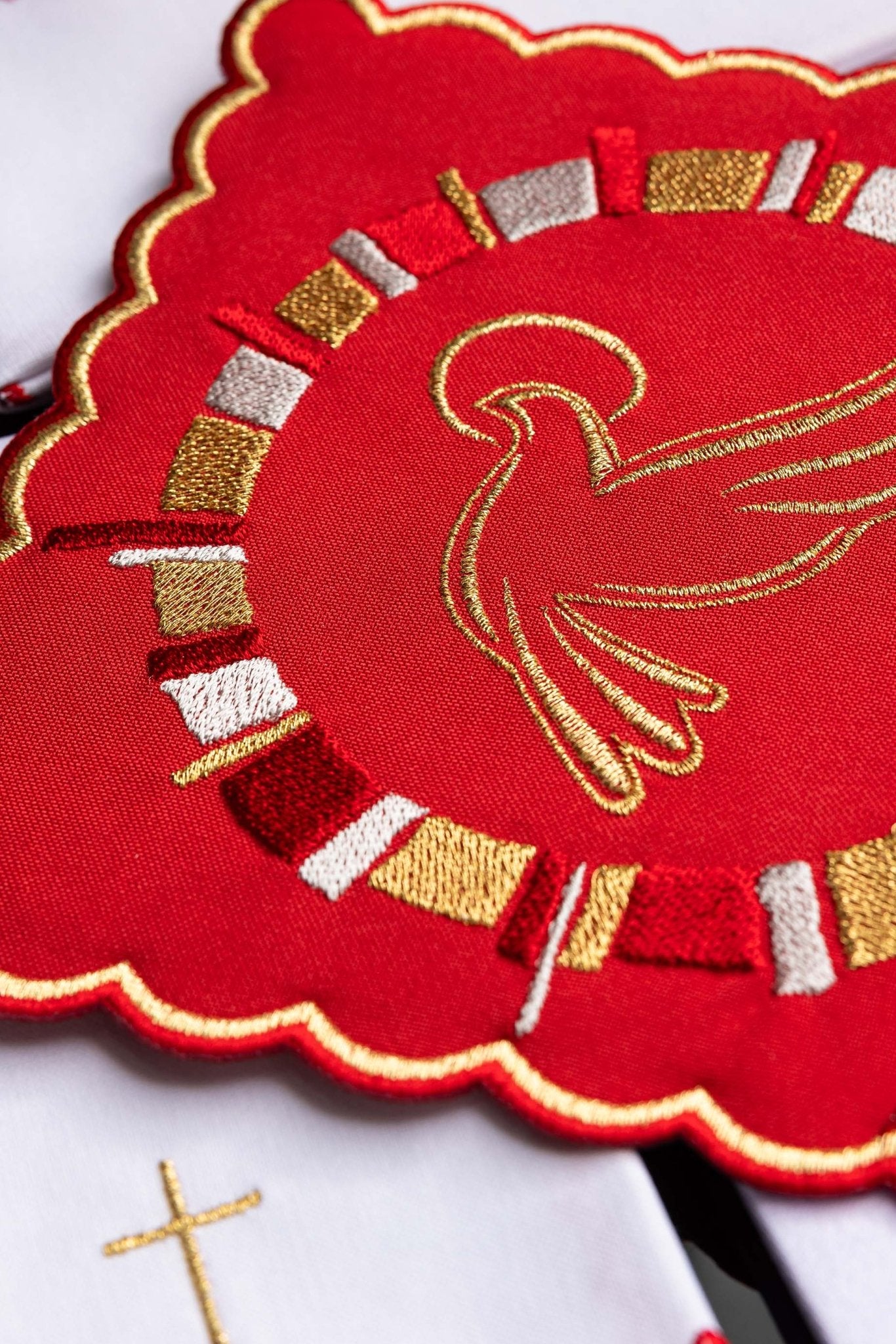 Servicio de altar rojo con bordado del Espíritu Santo KK/141 - CASULLAS.ES