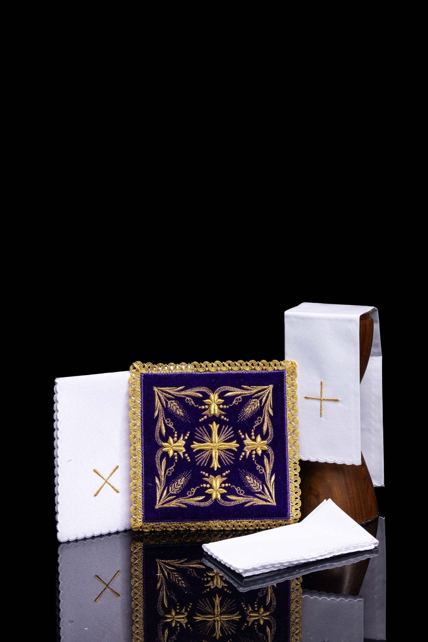 Servicio de altar terciopelo bordado morado KK/5001/C4 - CASULLAS.ES