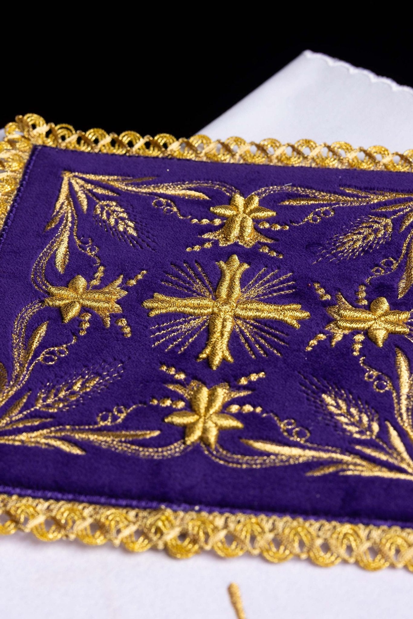Servicio de altar terciopelo bordado morado KK/5001/C4 - CASULLAS.ES