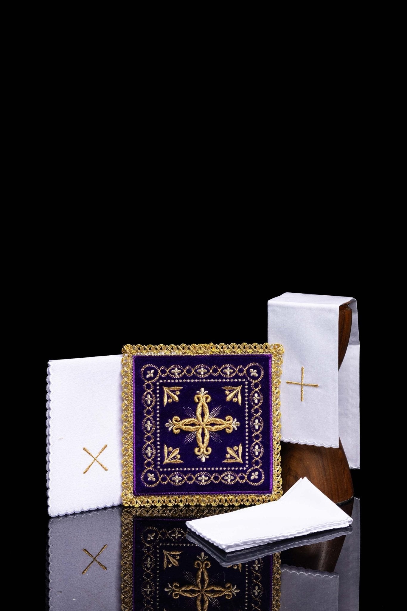 Servicio de altar terciopelo bordado morado KK/5006/C4 - CASULLAS.ES