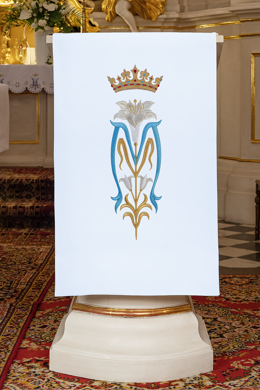 Biała serweta na lektorium haftowana z motywem maryjnym - ORNATY.PL