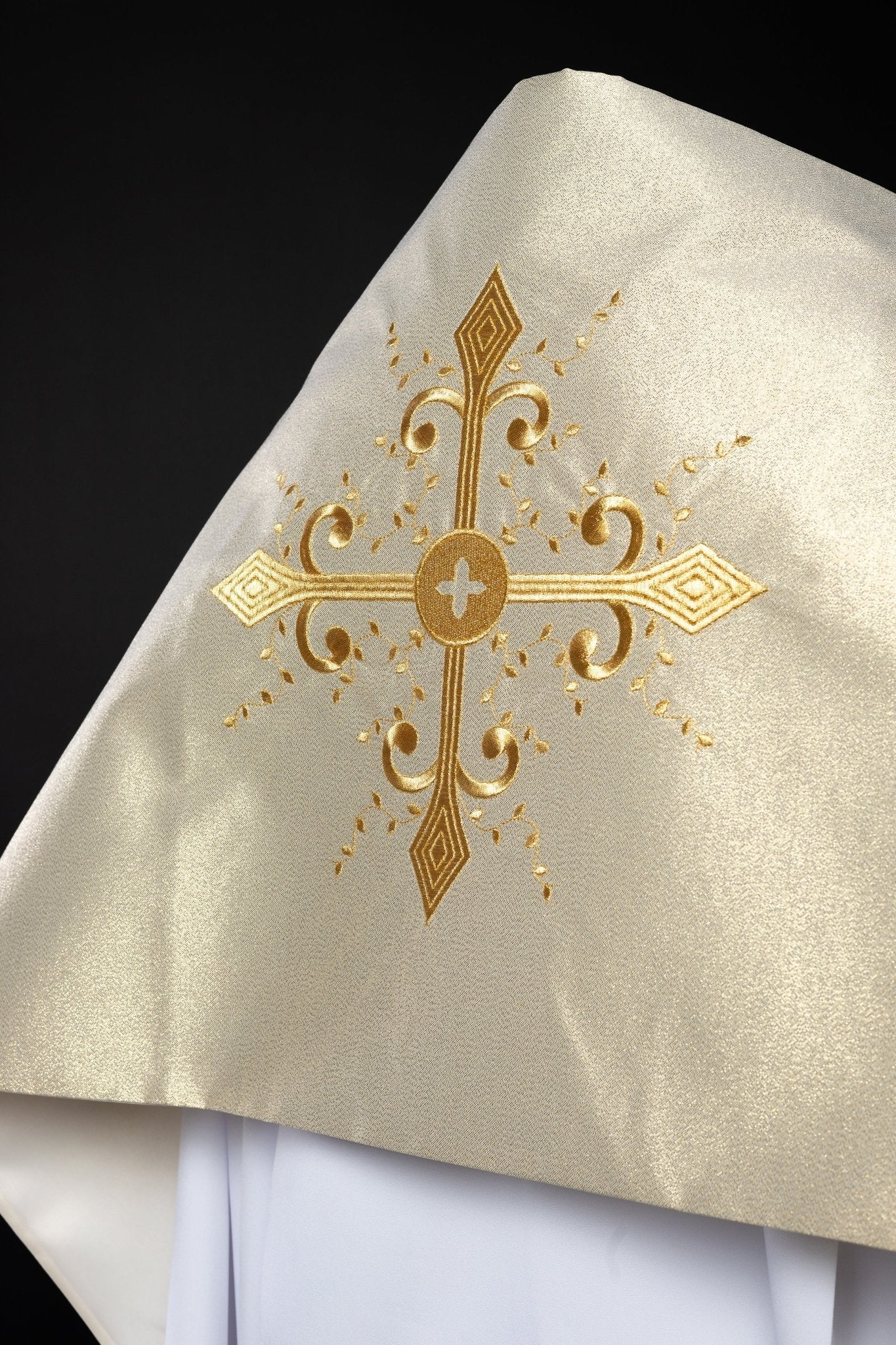 Welon liturgiczny z haftem krzyża w kolorze złotym
